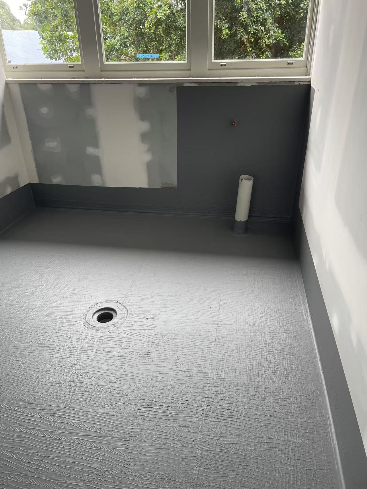 Waterproofing membrane and drainage detail in a tiled wet-area preparation